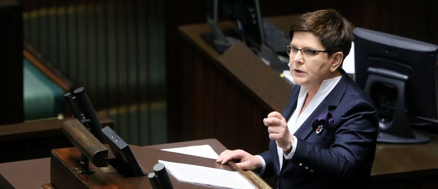 Polska jest w Europie, Polska nie jest brzydką panną na wydaniu, tylko dumnym, suwerennym państwem - powiedziała premier Beata Szydło w sejmowej debacie nad wnioskiem Platformy Obywatelskiej o wotum nieufności wobec rządu. Ogłosiła też "koniec państwa teoretycznego". Głosowanie nie przyniosło zaskoczenia - wniosek został odrzucony. 