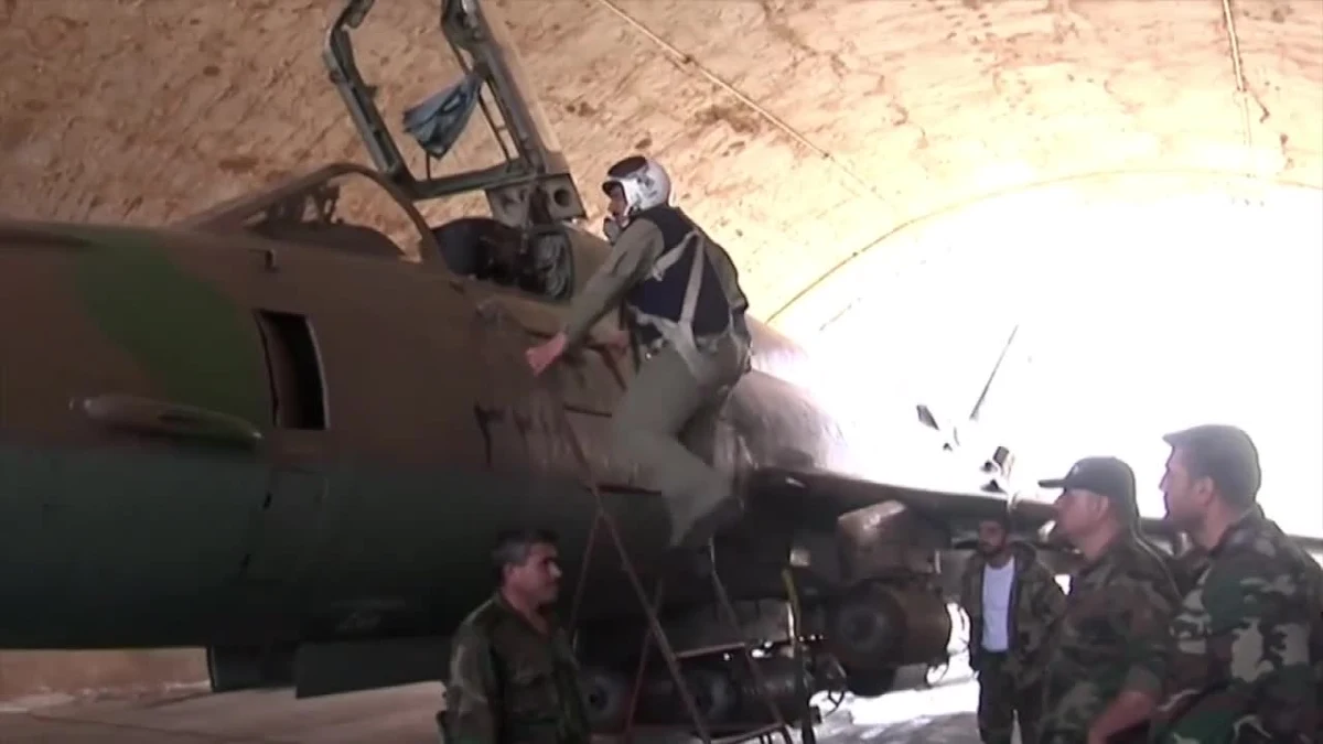 Rosyjska telewizja państwowa Rossija24 poinformowała, że w ataku rakietowym USA na rządową bazę lotniczą Szarjat w Syrii zniszczonych zostało dziewięć samolotów, ale główny pas startowy w znacznej mierze nie został naruszony. Udostępniony film pokazuje bazę w kwietniu 2016 r. Atak z użyciem 59 pocisków manewrujących Tomahawk został przeprowadzony w piątek przed godz. 3 rano czasu polskiego. Z dwóch okrętów wojennych Stany Zjednoczone wystrzeliły kilkadziesiąt pocisków samosterujących. Atak odbył się na rozkaz Donalda Trumpa. Amerykański prezydent mówi wprost - to odwet za atak z użyciem broni chemiczny na syryjskie miasto Chan Szajchun.