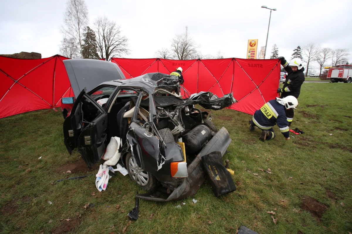 Jedna osoba zginęła, a trzy zostały ranne w wypadku, do którego doszło na drodze krajowej nr 6, na wysokości Nowej Dąbrowy koło Słupska. Droga była przez dwie godziny zablokowana, potem przez dłuższy czas obowiązywał tam ruch wahadłowy. 