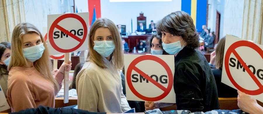 Od 1 września w województwie śląskim będzie obowiązywał zakaz palenia w piecach paliwem złej jakości. Radni Sejmiku Województwa Śląskiego jednogłośnie przyjęli dziś na nadzwyczajnej sesji uchwałę antysmogową. 