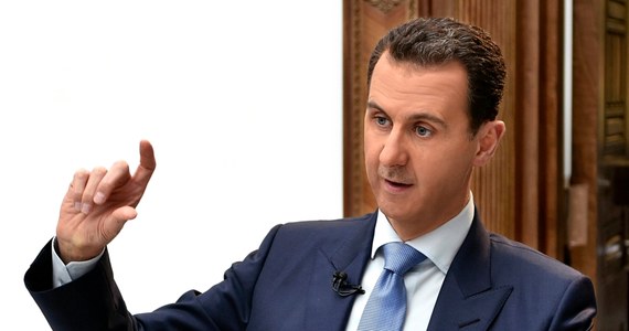 Mianem "lekkomyślnego" i "nieodpowiedzialnego" określiła kancelaria prezydenta Syrii Baszara el-Asada amerykański atak rakietowy na bazę lotniczą syryjskich sił rządowych Szajrat na zachodzie kraju. Równocześnie reżim zapowiedział nasilenie tempa operacji przeciwko rebeliantom.
