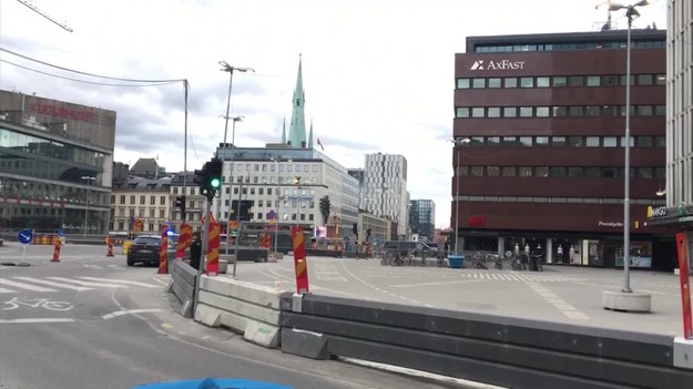Ciężarówka wjechała w ludzi na ulicy w centrum Sztokholmu - poinformował dziennik "Aftonbladet". Szwedzka policja bezpieczeństwa informuje o co najmniej dwóch ofiarach śmiertelnych i wielu rannych w Sztokholmie. Nie wiadomo jeszcze, co się stało z kierowcą pojazdu. Policja zaleciła mieszkańcom unikanie centrum Sztokholmu.