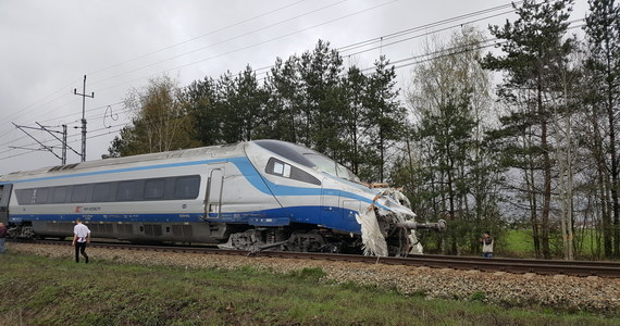 Bardzo groźny wypadek na trasie kolejowej między Opolem a Częstochową. W miejscowości Schodnia niedaleko Ozimka na Opolszczyźnie Pendolino uderzyło w tira na przejeździe kolejowym. Rannych zostało 18 osób, w tym 7 ciężko. Jeden ze świadków mówił, że pojazd, w którego uderzył pociąg, utknął na nasypie. Usuwanie skutków zdarzenia ma potrwać do środy. Do tego tego czasu będą występować utrudnienia w ruchu pociągów na tej trasie.