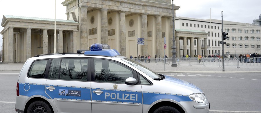 ​Państwo Islamskie w rozpowszechnianym za pomocą internetu propagandowym materiale wideo wzywa islamistów w Niemczech do ataków na policjantów przy użyciu noża. MSW w Berlinie potwierdziło istnienie nagrania.
