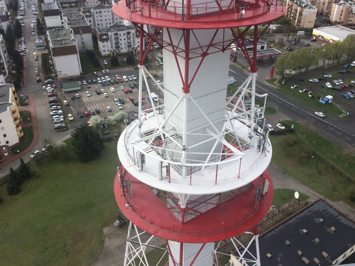 ​Poznaniacy nazywają ja po prostu "wieżą na Piątkowie". Czasem też "wieżą telewizyjną". Oficjalna nazwa to Centrum Linii Radiowych Poznań-Piątkowo. Należy do spółki EmiTel. Kolos wznosi się 120 metrów nad ziemią. W ramach cyklu Twoje Niesamowite Miejsce postanowiliśmy odkryć dla Was to niedostępne na co dzień miejsce.