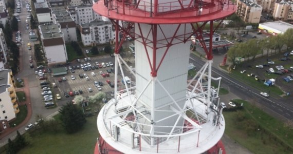 ​Poznaniacy nazywają ja po prostu "wieżą na Piątkowie". Czasem też "wieżą telewizyjną". Oficjalna nazwa to Centrum Linii Radiowych Poznań-Piątkowo. Należy do spółki EmiTel. Kolos wznosi się 120 metrów nad ziemią. W ramach cyklu Twoje Niesamowite Miejsce postanowiliśmy odkryć dla Was to niedostępne na co dzień miejsce.