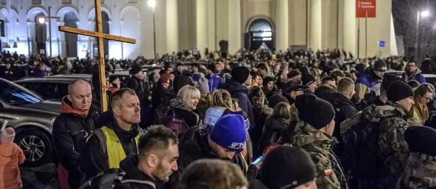 ​Co najmniej 52 tys. osób rozpoczęło w piątek wieczorem Ekstremalną Drogę Krzyżową. Pielgrzymi przez całą noc będą w milczeniu pokonywać co najmniej 40-kilometrowe szlaki. Wierni przejdą prawie 460 tras w całej Polsce i 9 innych krajach.