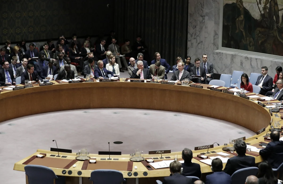 Przedstawicielka Stanów Zjednoczonych przy ONZ Nikki Haley zagroziła kolejnymi działaniami militarnymi w Syrii. Piątkowej nocy amerykańskie niszczyciele na Morzu Śródziemnym ostrzelały bazę lotniczą syryjskich sił rządowych Al-Szajrat, z której - jak twierdzi Waszyngton - dokonano we wtorek ataku bronią chemiczną na miasto Chan Szajchun w prowincji Idlib. Użyty w tym ataku gaz zabił 86 ludzi, w tym 30 dzieci.