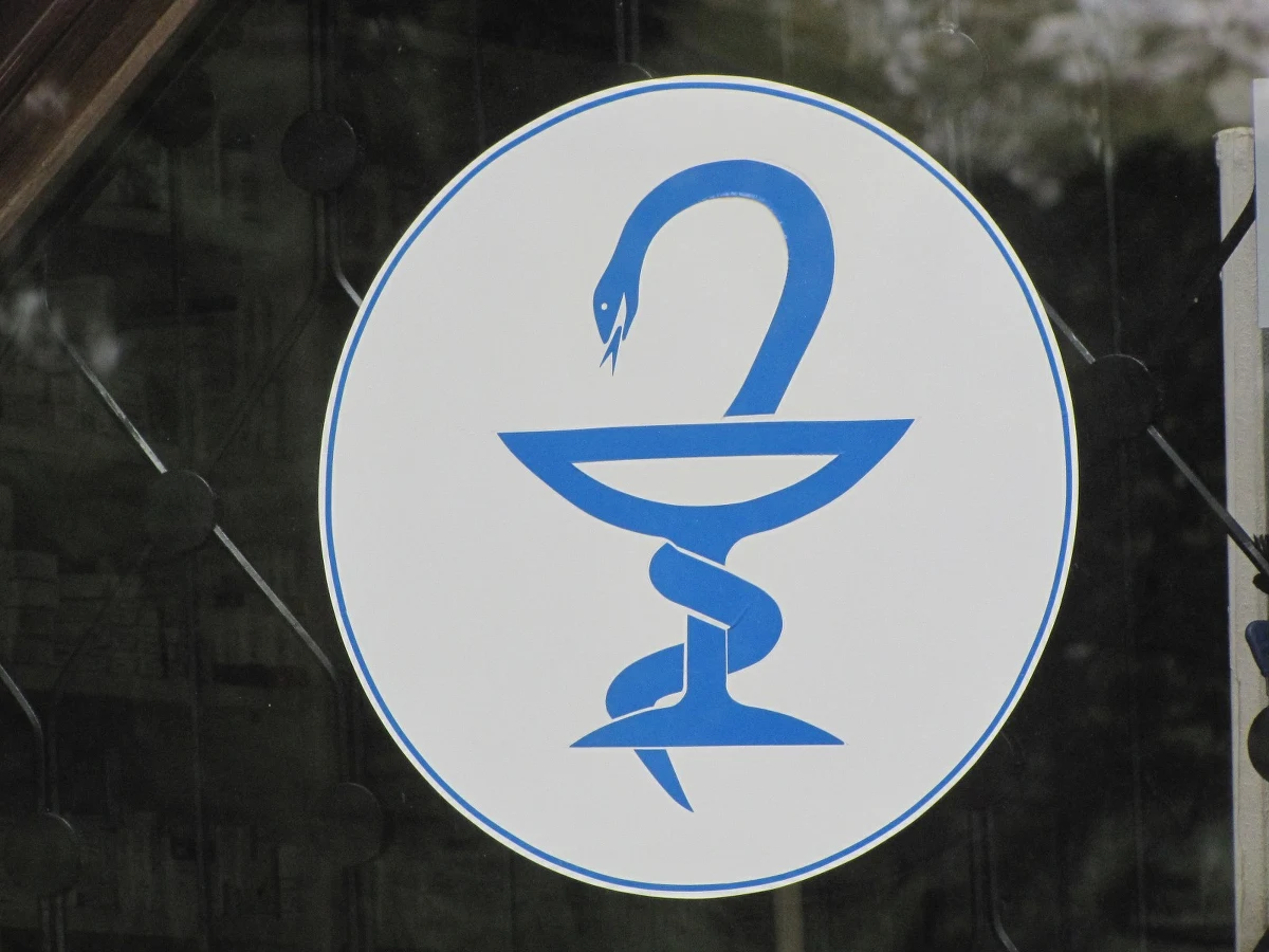 ​Sejm uchwalił nowelizację prawa farmaceutycznego, która przewiduje, że prawo otwierania nowych aptek będą mieli tylko farmaceuci. Nowela wprowadza także ograniczenia demograficzne i geograficzne dla nowo tworzonych aptek. Projekt trafi teraz do prac w Senacie.