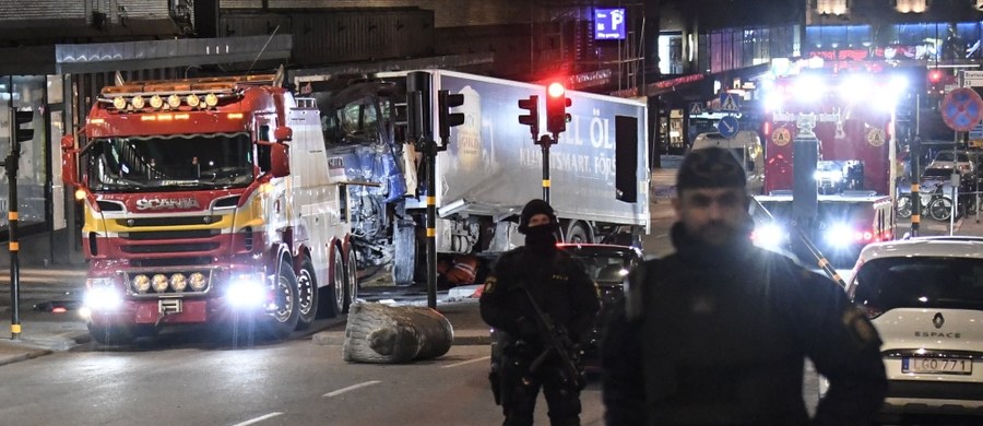Szwedzka telewizja publiczna SVT poinformowała w nocy z piątku na sobotę, powołując na źródła policyjne, o aresztowaniu drugiego mężczyzny po ataku w centrum Sztokholmu, w którym zginęły cztery osoby, a 15 zostało rannych.