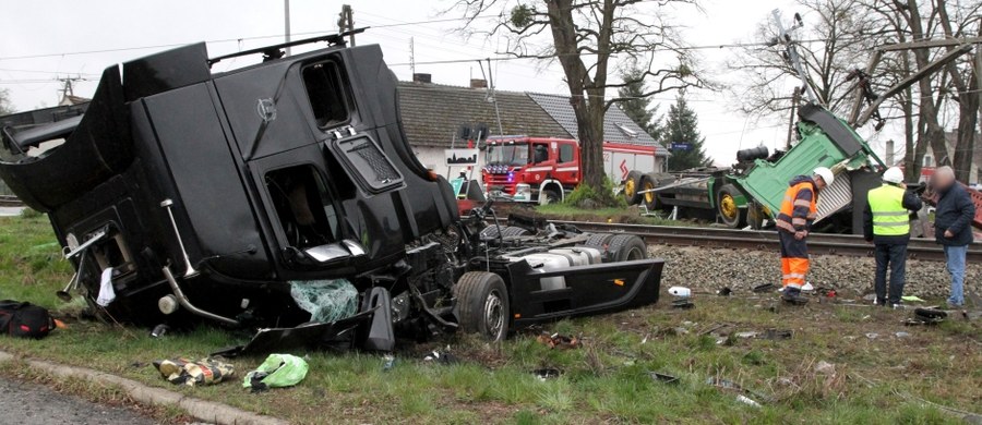 Prokuratura ma dziś przesłuchać kierowcę ciężarówki, w którą w piątek na przejeździe kolejowym w miejscowości Schodnia w pobliżu Ozimka na Opolszczyźnie uderzył pociąg Pendolino. W tym wypadku rannych zostało 18 osób. 