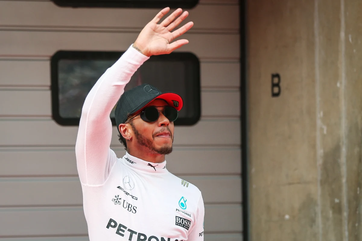Brytyjczyk Lewis Hamilton z teamu Mercedes GP wystartuje z pierwszego pola w niedzielnym wyścigu Formuły 1 o Grand Prix Chin. W eliminacjach pobił absolutny rekord toru w Szanghaju, uzyskując rezultat 1.31,678. Poprzedni najlepszy wynik należał od 2004 roku do Niemca Michaela Schumachera i wynosił 1.32,238.