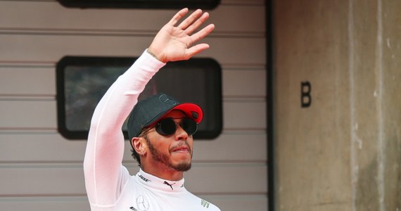 Brytyjczyk Lewis Hamilton z teamu Mercedes GP wystartuje z pierwszego pola w niedzielnym wyścigu Formuły 1 o Grand Prix Chin. W eliminacjach pobił absolutny rekord toru w Szanghaju, uzyskując rezultat 1.31,678. Poprzedni najlepszy wynik należał od 2004 roku do Niemca Michaela Schumachera i wynosił 1.32,238.