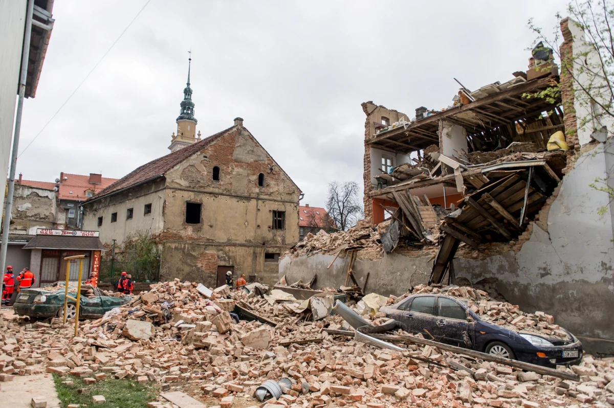 W Świebodzicach na Dolnym Śląsku zawaliła się dwupiętrowa kamienica przy ulicy Krasickiego. Strażacy wydobyli spod gruzów 10 osób. Sześć nie żyje, z czego dwójka to dzieci w wieku szkolnym. Akcja ratunkowa trwała cały dzień. "Do końca nie wiemy, czy wszystkie osoby wydobyliśmy. Możliwe, że jeszcze ktoś tam się może znajdować" - powiedział komendant główny Państwowej Straży Pożarnej Leszek Suski.