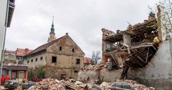 W Świebodzicach na Dolnym Śląsku zawaliła się dwupiętrowa kamienica przy ulicy Krasickiego. Strażacy wydobyli spod gruzów 10 osób. Sześć nie żyje, z czego dwójka to dzieci w wieku szkolnym. Akcja ratunkowa trwała cały dzień. "Do końca nie wiemy, czy wszystkie osoby wydobyliśmy. Możliwe, że jeszcze ktoś tam się może znajdować" - powiedział komendant główny Państwowej Straży Pożarnej Leszek Suski.