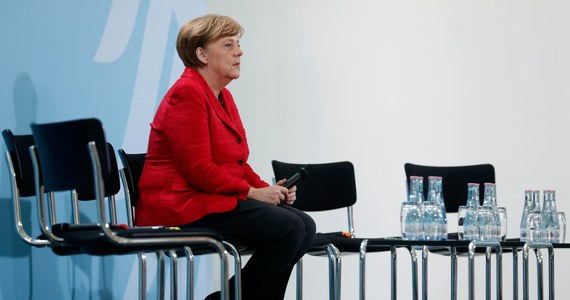 Decyzja kanclerz Angeli Merkel, by 2 maja spotkać się w Moskwie z Władimirem Putinem, oznacza zwrot w jej polityce wobec Rosji - pisze "Der Spiegel". Do niedawna Merkel uważała, że warunkiem wizyty w Moskwie muszą być postępy na Ukrainie i w Syrii.