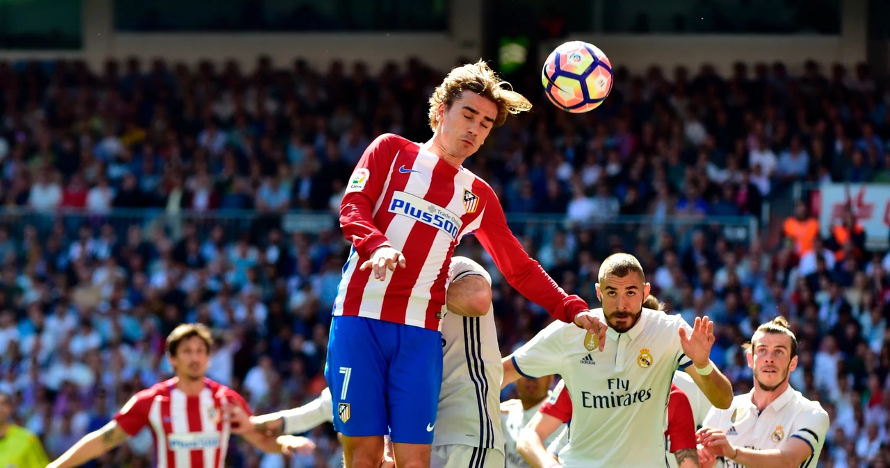 Antoine Griezmann uderza na bramkę Realu Madryt