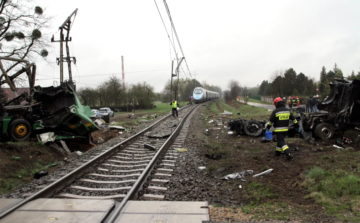 Zarzut spowodowania katastrofy w ruchu lądowym przedstawiono kierowcy ciężarówki, który spowodował zderzenie z pociągiem Pendolino w miejscowości Schodnia na Opolszczyźnie. Rannych zostało 18 osób. 