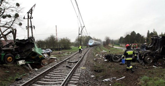 Zarzut spowodowania katastrofy w ruchu lądowym przedstawiono kierowcy ciężarówki, który spowodował zderzenie z pociągiem Pendolino w miejscowości Schodnia na Opolszczyźnie. Rannych zostało 18 osób. 