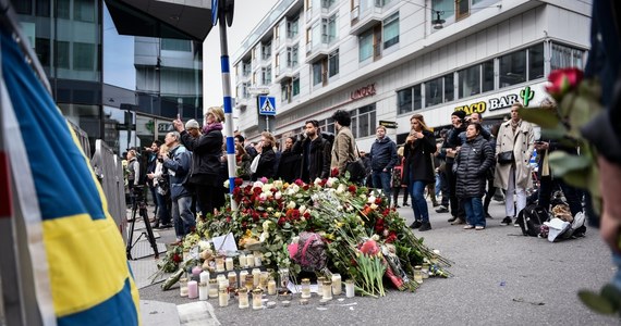 Przechodnie układają setki kwiatów w Sztokholmie wzdłuż ulicy Drottninggatan - w pobliżu miejsca, gdzie w piątek doszło do ataku terrorystycznego. Na znak żałoby flagi narodowe opuszczono do połowy.