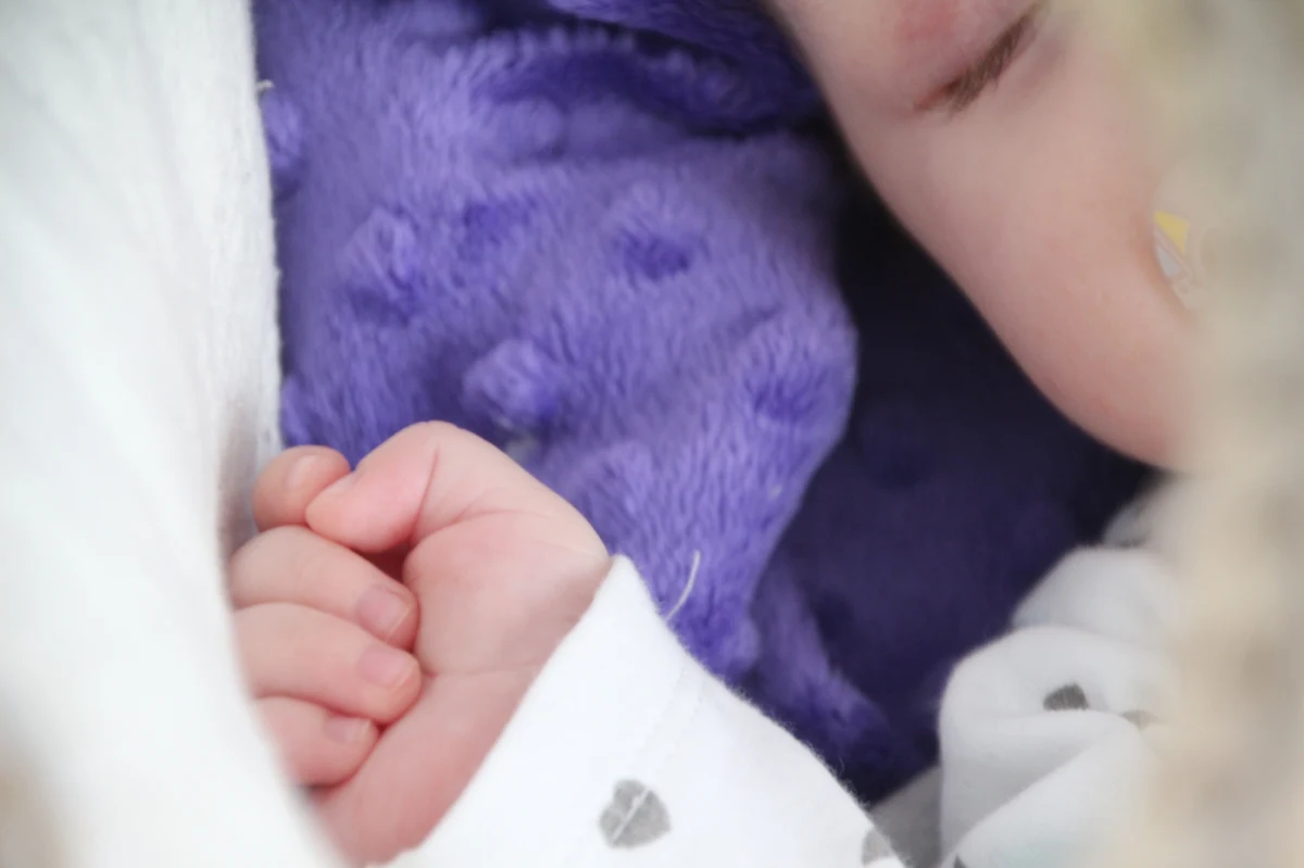 Czteromiesięczne niemowlę trafiło do szpitala w Szczecinie z urazem głowy. Policja ustala, w jaki sposób powstały obrażenia. 