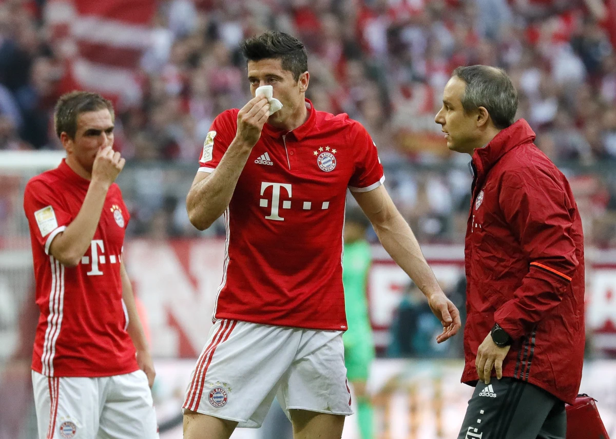 Robert Lewandowski przyznał po meczu Bayernu Monachium z Borussią Dortmund (4:1), w którym strzelił dwa gole, że zszedł z boiska, ponieważ nie chciał ryzykować kontuzji. "Nie jest źle, to siniak. Będę gotowy na spotkanie z Realem" - powiedział polski piłkarz o swoim barku.