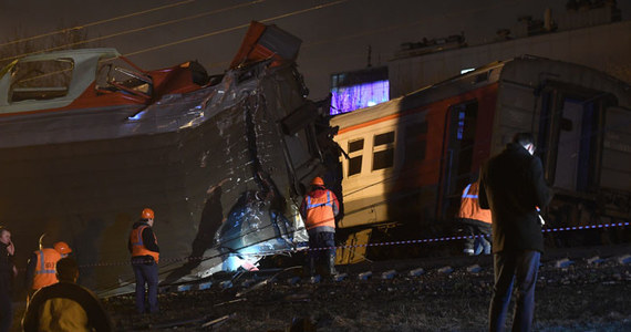 ​Co najmniej 31 osób zostało rannych w wypadku kolejowym, do którego doszło w sobotę wieczorem w stolicy Rosji, Moskwie. Pociąg podmiejski zderzył się z pociągiem dalekobieżnym jadącym z Moskwy do Brześcia.