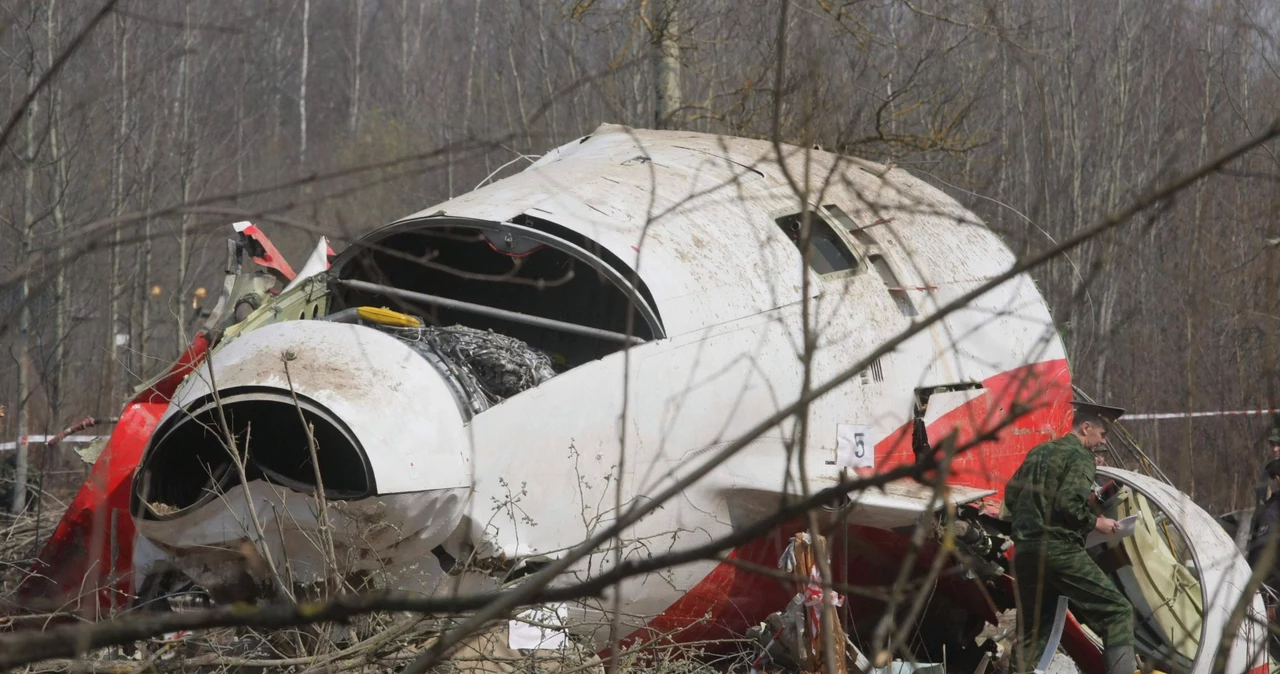 Na zdjęciu archiwalnym z 11.04.2010 r. wrak prezydenckiego samolotu Tu-154 na miejscu katastrofy w Smoleńsku