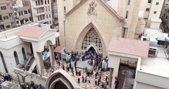 Co najmniej 43 osoby zostały zabite, a ponad 100 innych odniosło rany w dokonanych w Niedzielę Palmową zamachach bombowych na dwa koptyjskie kościoły w Egipcie - poinformowały tamtejsze władze. Odpowiedzialność za te ataki wzięło na siebie Państwo Islamskie.