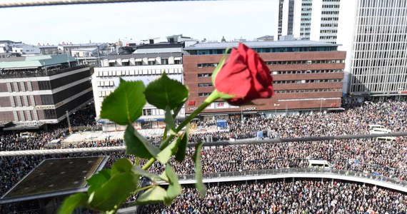 Domniemamy sprawca piątkowego zamachu w Sztokholmie, który jest w rękach szwedzkich władz, zaczął zeznawać w śledztwie i powiedział m.in., że "jest zadowolony z tego, co zrobił" - podał dziennik "Expressen". W ataku zginęły cztery osoby.