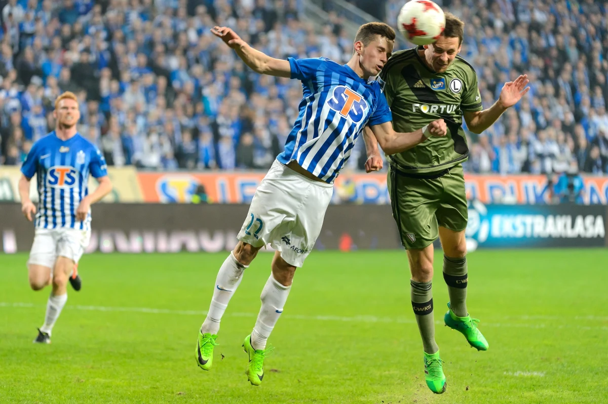 Legia dzięki bramce w ostatnich sekundach wygrała w Poznaniu z Lechem 2:1 w hicie 28. kolejki ekstraklasy. Gospodarzy znów pogrążył ich były piłkarz Fin Kasper Hamalainen. Do lidera Jagiellonii warszawski zespół traci punkt, "Kolejorz" spadł na czwarte miejsce.