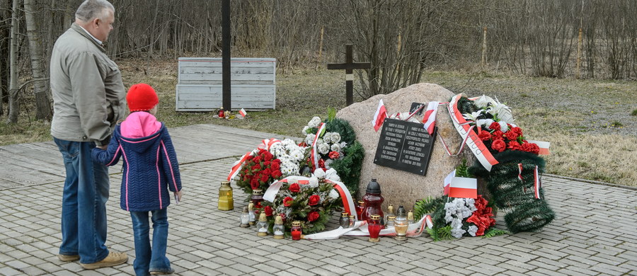 Msza św. w Lesie Katyńskim oraz odczytanie listy ofiar katastrofy z 10 kwietnia 2010 r. w Smoleńsku odbędą się w 77. rocznicę zbrodni katyńskiej i 7. rocznicę katastrofy smoleńskiej. W uroczystościach wezmą udział krewni ofiar z 1940 r. i 2010 roku.