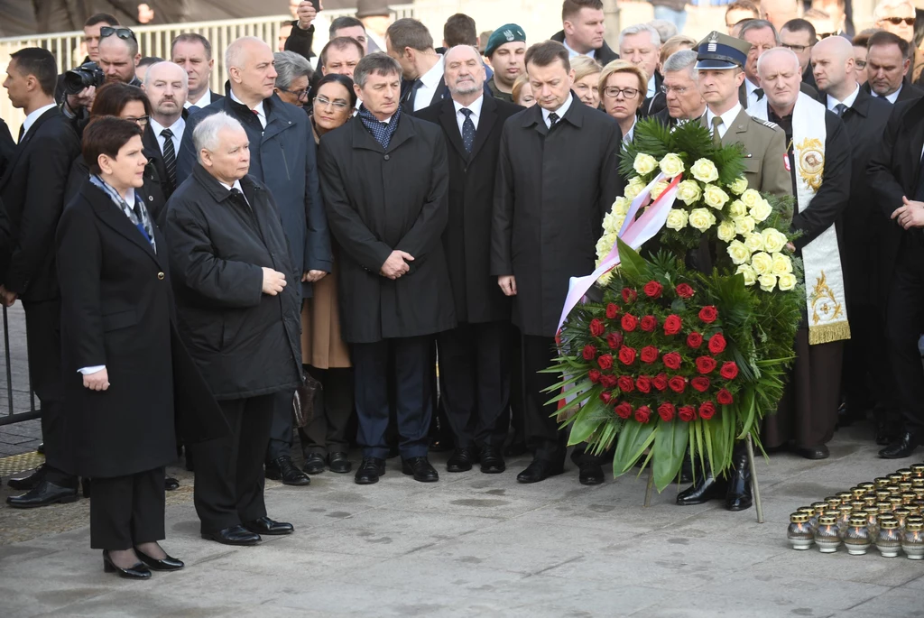 Premier Beata Szydło i prezes PiS Jarosław Kaczyński przed Pałacem Prezydenckim w Warszawie