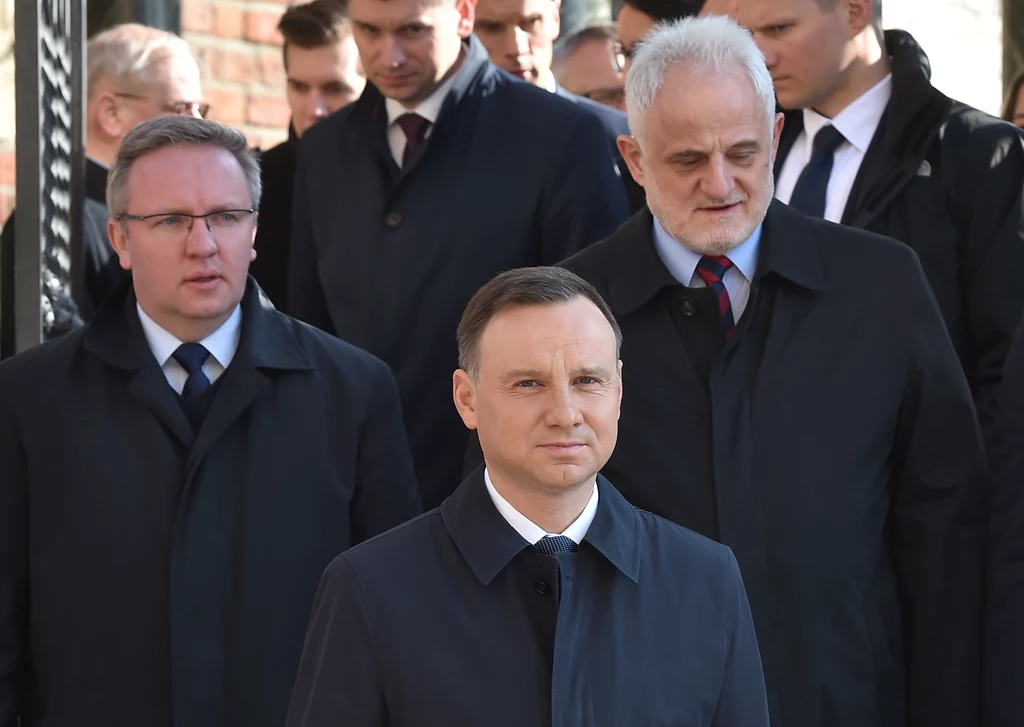 Prezydent Andrzej Duda po wyjściu z Krypty pod Wieżą Srebrnych Dzwonów na Wawelu