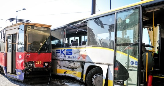 Do zderzenia autobusu PKS z tramwajem doszło na ulicy Jagiellońskiej w Bydgoszczy. Poszkodowanych zostało 18 osób, w tym dwójka dzieci.