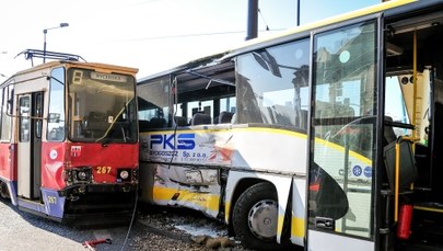 Zderzenie autobusu z tramwajem w Bydgoszczy. 18 poszkodowanych