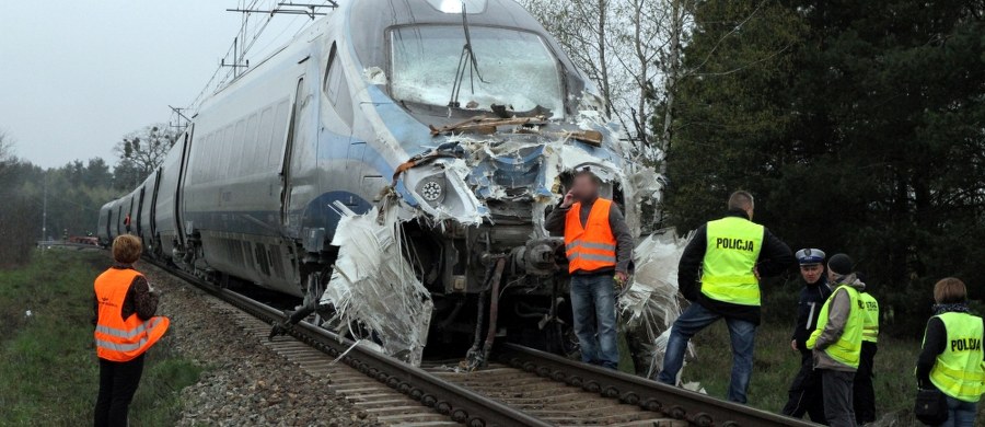 Trwają prace związane z przywróceniem ruchu na trasie Opole-Częstochowa na odcinku Chrząstowice-Ozimek. Po wypadku w miejscowości Schodnia szlak jest wyłączony z ruchu. W piątek po południu w ciężarówkę stojącą na przejeździe kolejowym uderzył pociąg Pendolino. Rannych zostało 18 osób.  