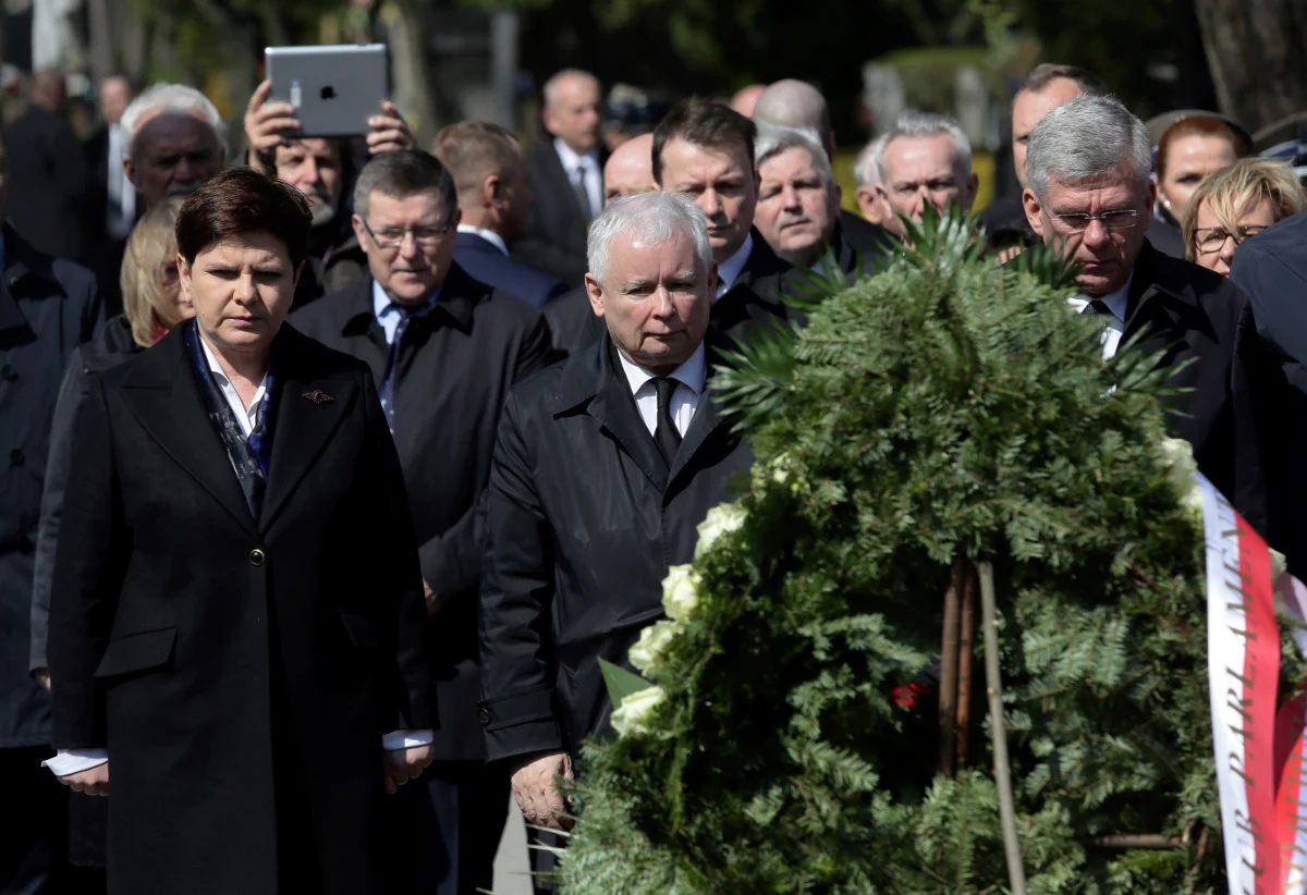 Krakowska prokuratura uznała, że 18 marca nie doszło do znieważenia Jarosława Kaczyńskiego na Wawelu, i odmówiła wszczęcia śledztwa w tej sprawie - poinformował rzecznik Prokuratury Okręgowej w Krakowie prok. Janusz Hnatko. Chodzi o okrzyki, jakie kierowane były pod adresem prezesa PiS. Prokuratura stwierdziła, że "można je ocenić co najwyżej jako wyraz dezaprobaty i negatywnej oceny jego osoby lub lekceważenie, ale nie jako znieważenie w rozumieniu prawa karnego".