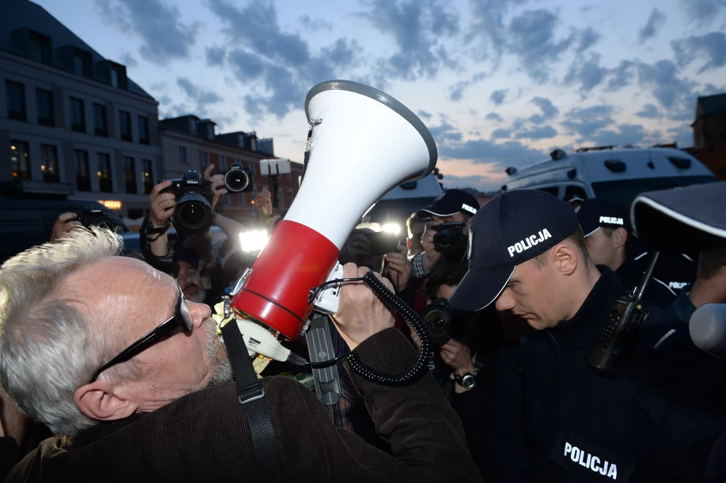 Policja na drodze uczestników zgromadzenia zorganizowanego przez stowarzyszenie Obywatele RP, którzy udają się na Krakowskie Przedmieście przed Pałac Prezydencki, gdzie odbywają się uroczystości związane z obchodami 7. rocznicy katastrofy smoleńskiej