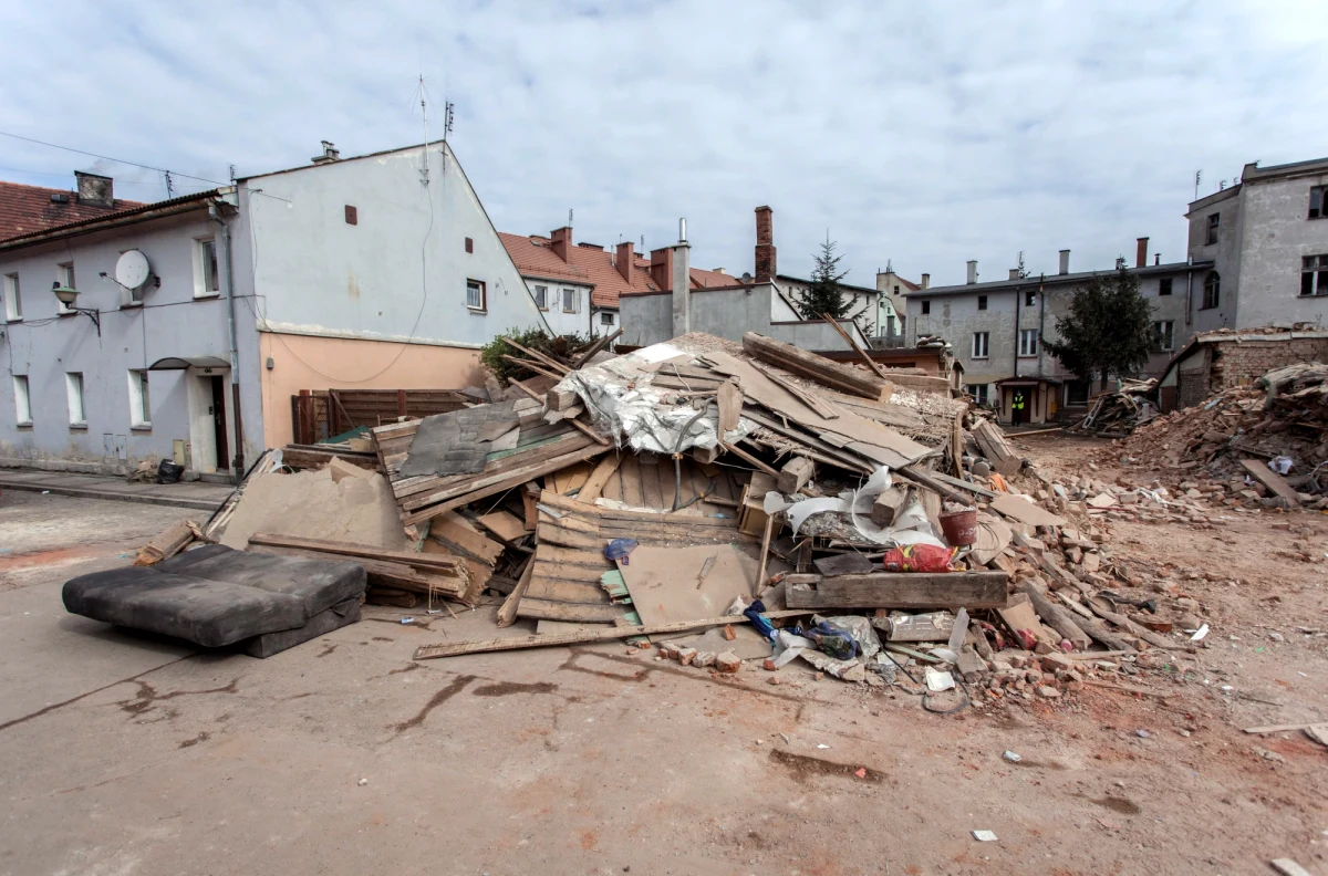 "Wszystko wskazuje na wybuch gazu" – tak biegli mówią wstępnie o przyczynach zawalenia się dwupiętrowej kamienicy przy ul. Krasickiego w Świebodzicach. W sobotę zginęło tam sześć osób, a cztery zostały ranne. 