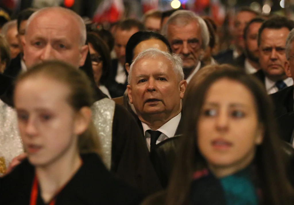 Obchody 7. rocznicy katastrofy smoleńskiej - prezes PiS Jarosław Kaczyński wśród uczestników Marszu Pamięci