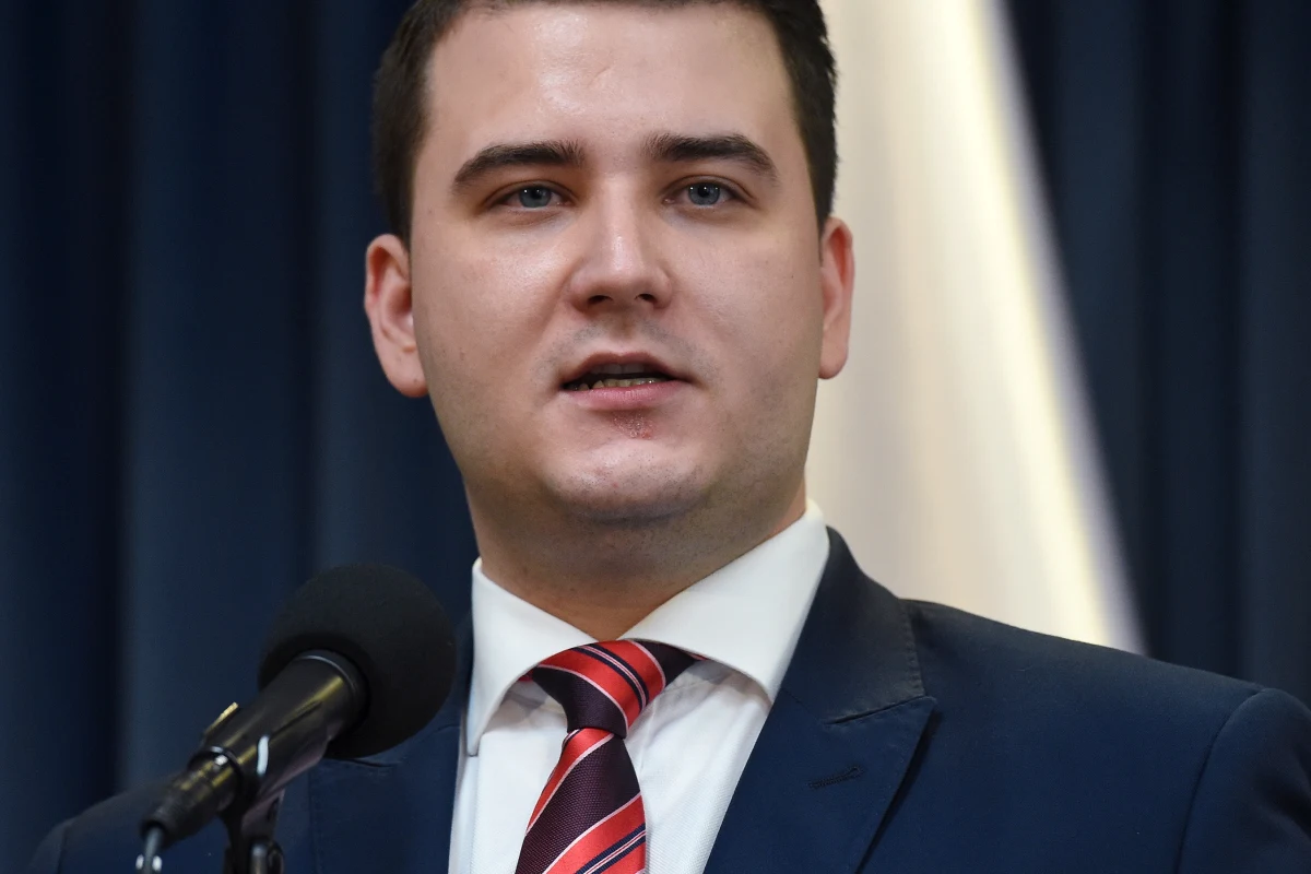 ​Bartłomiej Misiewicz, były rzecznik ministra obrony narodowej Antoniego Macierewicza, został pełnomocnikiem zarządu do spraw komunikacji w Polskiej Grupie Zbrojeniowej - ustaliła "Rzeczpospolita".