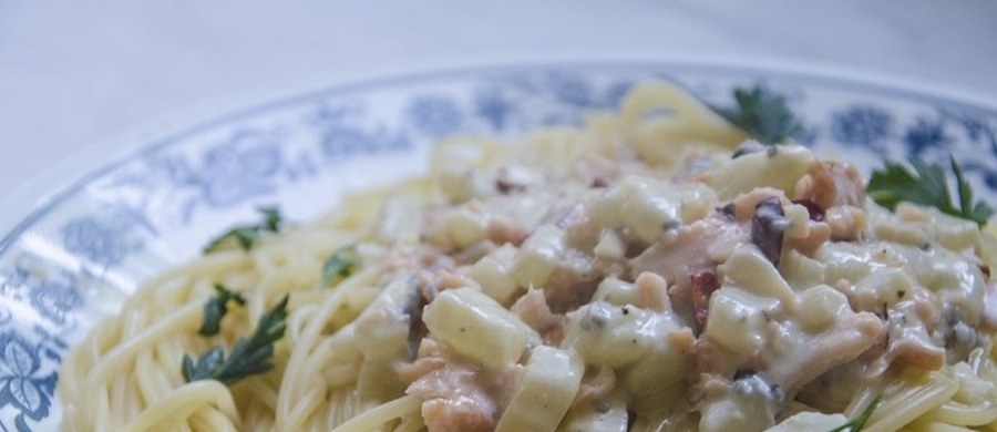 Rynek gastronomiczny urośnie w tym roku o 5 proc., sięgając 28 mld zł. Klienci preferują pizzerie i fast foody, ale rośnie również moda na śniadania poza domem czy korzystanie z food-trucków - pisze "Rzeczpospolita". Trudno o lepszy miernik wzrostu poziomu życia niż wydatki na posiłki poza domem - podkreśla dziennik.