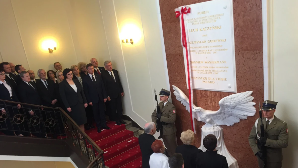 "To jest nowy temat dla mnie. Nie kojarzyłem, że tablica nie obejmuje wszystkich polityków, którzy pracowali w tym budynku i zginęli w katastrofie smoleńskiej" - tak wicepremier i minister kultury Piotr Gliński odpowiedział na pytanie dziennikarza RMF FM o odsłoniętą wczoraj w kancelarii premiera tablicę upamiętniającą ofiary katastrofy smoleńskiej. Wymieniono na niej nazwiska tylko trzech polityków związanych z tą instytucją. Gliński zapewnił, że będzie rozmawiał o tej sprawie z premier Beatą Szydło. 