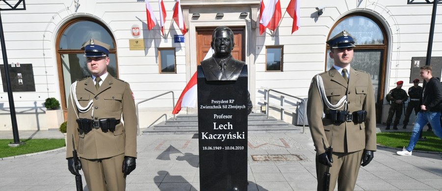 To była tylko prezentacja - tak resort obrony tłumaczy wczorajsze odsłonięcie pomnika Lecha Kaczyńskiego przed budynkiem Dowództwa Garnizonu Warszawa. Po kilku godzinach popiersie zniknęło z placu przed budynkiem. 