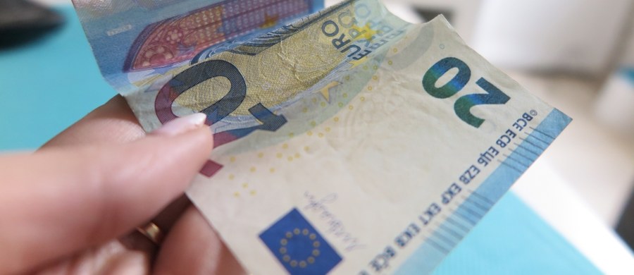 Niemiecka policja poszukuje kierowcy z Polski, który w styczniu 2016 roku został ukarany mandatem za niezapięte pasy. Polak miał zapłacić grzywnę w wysokości 30 euro. Prawdopodobnie przez pomyłkę złożył w banku stałe zlecenie. I tak od 14 miesięcy na kontro niemieckiej policji wpływa po 30 euro - w sumie uzbierało się już 420 euro. 