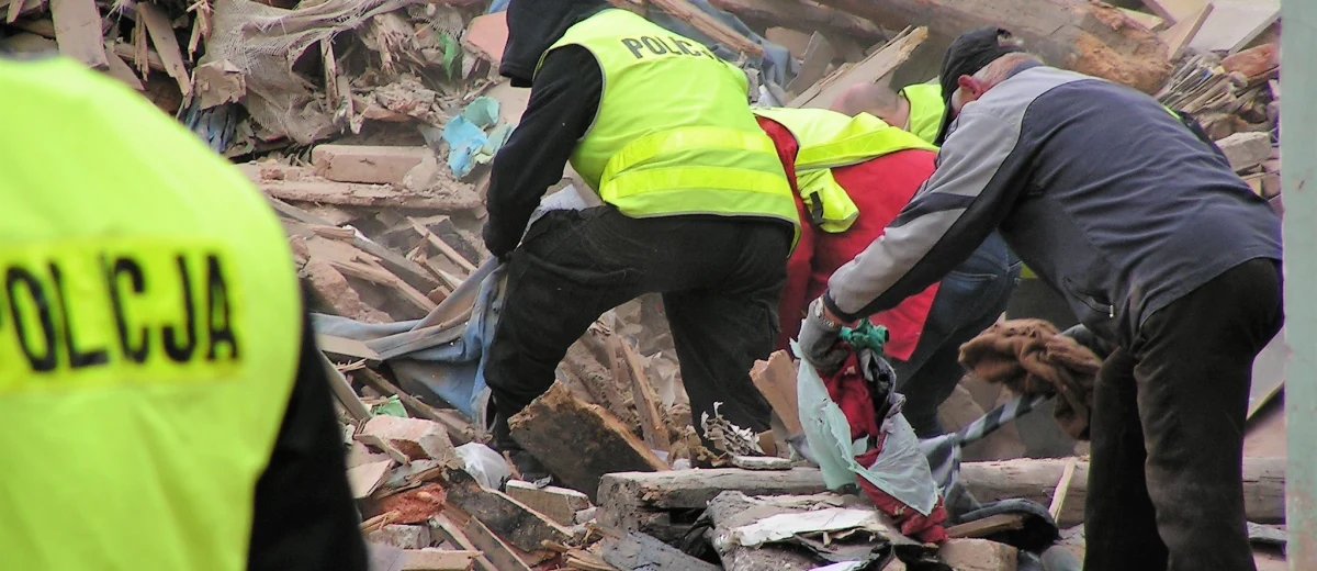 W Zakładzie Medycyny Sądowej we Wrocławiu rozpoczynają się pierwsze sekcje zwłok ofiar sobotniej katastrofy budowlanej w Świebodzicach. Na gruzowisku trwa trzeci dzień prokuratorskich oględzin, a w mieście organizowane są zbiórki na rzecz poszkodowanych. 