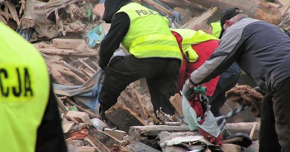 W Zakładzie Medycyny Sądowej we Wrocławiu rozpoczynają się pierwsze sekcje zwłok ofiar sobotniej katastrofy budowlanej w Świebodzicach. Na gruzowisku trwa trzeci dzień prokuratorskich oględzin, a w mieście organizowane są zbiórki na rzecz poszkodowanych. 