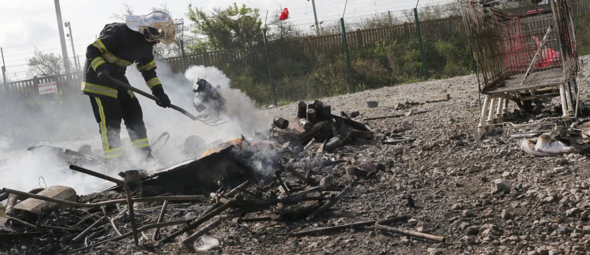 ​Po ewakuacji obozu dla uchodźców Grande-Synthe na przedmieściach Dunkierki, w którym po starciach między migrantami wybuchł pożar, nie można się doliczyć 600 migrantów - poinformowała organizacja Lekarze bez Granic (MSF).