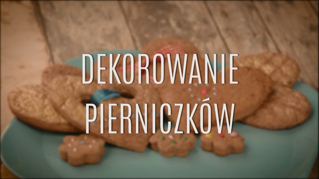 Jak dekorować pierniczki? Te wyborne, kruche ciasteczka przyrządzamy głównie na święta Bożego Narodzenia, ale ich pyszny smak sprawdza się właściwie na każdą okazję! Choć samo upieczenie pierniczków jest banalnie proste - robi się je dosłownie w kilkanaście minut - to ważne jest również ich specjalne udekorowanie, które - wraz z charakterystycznym aromatem piernika - świetnie wzmacniają nastrój. Przygotowaliśmy dla was kilka propozycji, jak w prosty sposób udekorować pierniczki - zobaczcie, jakie to proste!